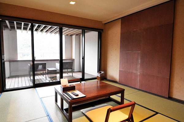"Kaze no Tachi" Japanese-Western style room with open-air bath